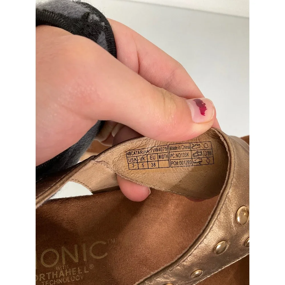 Vionic Catarina Bronze Metallic Studded Wedge Sandals Orthaheel Womens 7 TVW4079